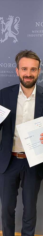 Direktør Carla Botten-Verboven i Norsk Industri og LO-sekretør Trude Tinnlund overleverte rapportene fra BattKOMP fase 3 til næringsminister Jan Christian Vestre. Foto: Norsk Industri